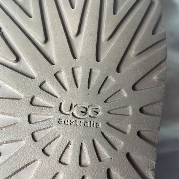 UGG Kids Bailey Bow II Chestnut Short Boots. Size 3. - Picture 10 of 12